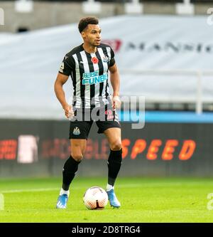Newcastle, Tyne and Wear, Royaume-Uni. 1er novembre 2020 ; St James Park, Newcastle, Tyne and Wear, Angleterre ; Premier League football, Newcastle United versus Everton ; Jacob Murphy de Newcastle United sur le ballon Credit: Action plus Sports Images/Alay Live News Banque D'Images