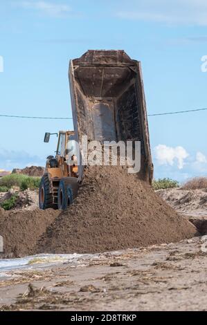 Déchargement de camion de déchargement de sable, restauration de plage, placement de sable, dans le delta de l'Ebro, Catalogne, Espagne Banque D'Images