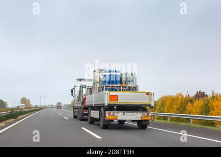 Transport de bouteilles avec oxygène pour les patients atteints de coronavirus. Camion livrant des bouteilles de gaz à usage médical Banque D'Images