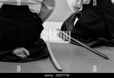 Entraînement Aikido, en attente de bokken Banque D'Images