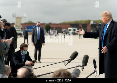 Lansing, États-Unis d'Amérique. 27 octobre 2020. Le président Donald J. Trump s'entretient avec les membres de la presse avant d'embarquer sur Air Force One à la base conjointe Andrews, Md. Mardi 27 octobre 2020, en route vers l'aéroport international de la région de la capitale à Lansing, Michigan. Personnes: Président Donald Trump crédit: Storms Media Group/Alay Live News Banque D'Images