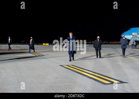 Omaha, États-Unis d'Amérique. 27 octobre 2020. Le président Donald J. Trump traverse le tarmac après avoir débarqué de la Force aérienne le mardi 27 octobre 2020, à l'aérodrome d'Eppley, à Omaha, au NEB. People: Président Donald Trump Credit: Storms Media Group/Alay Live News Banque D'Images