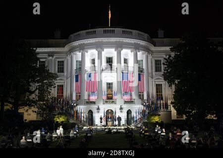 Washington, États-Unis d'Amérique. 26 octobre 2020. Le président Donald J. Trump prononce un discours lors de la cérémonie d'assermentation de la juge Amy Coney BarrettÕs en qualité de juge associé de la Cour suprême le lundi 26 octobre 2020, sur la pelouse sud de la Maison Blanche les gens: Le président Donald Trump crédit: Storms Media Group/Alay Live News Banque D'Images