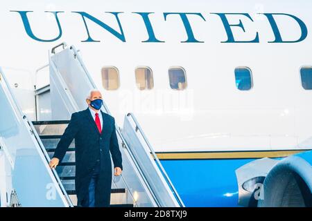 Kinston, États-Unis d'Amérique. 1er novembre 2020. Le vice-président Mike Pence débarque deux membres de la Force aérienne à l'embarcadère régional de Kinston le dimanche 25 octobre 2020, à Kinston, N.C personnes : le vice-président Mike Pence crédit : Storms Media Group/Alay Live News Banque D'Images