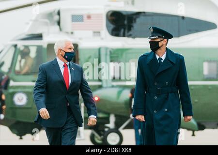 Washington, États-Unis d'Amérique. 1er novembre 2020. Le vice-président Mike Pence est escorté de Marine Two à Air Force Two par le lieutenant-colonel Neil Senkowski de la United States Air Force le dimanche 25 octobre 2020, à joint base Andrews, MD personnes: Le vice-président Mike Pence crédit: Storms Media Group/Alay Live News Banque D'Images