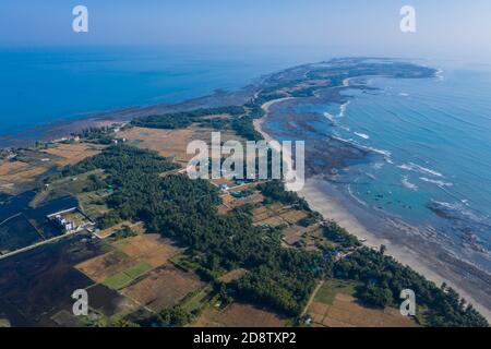 La vue aérienne de Chera Dwep est la partie extrême sud-est de l’île Saint Martin. Cox’s Bazar, Bangladesh Banque D'Images