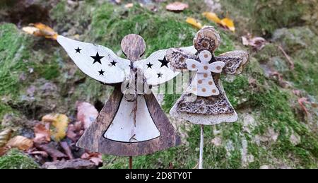 Magnifiques décorations ange avec ailes à l'arrière dans un jardin vintage. Statue d'ange contre la pierre de mousse verte. Intérieur du jardin abandonné avec statistiques ange Banque D'Images