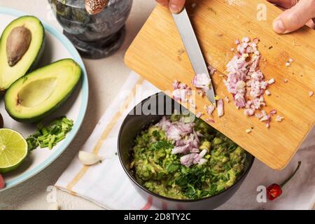recette, saumule salsa verde, chips de salsa, sauces à la chette, sauce crémeuse à l'avocat, ingrédients de sauce, chips de tortilla Banque D'Images