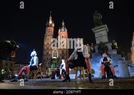 Cracovie, Pologne. 1er novembre 2020. Des militants pro-choix lors d'une manifestation à côté du monument Adam Mickiewicz sur la place du marché principal de Cracovie. Les militants pro-choix et des droits des femmes et leurs partisans ont organisé dimanche soir une autre manifestation anti-gouvernementale à Cracovie pour exprimer leur colère contre la décision de la Cour suprême concernant les lois sur l'avortement. Crédit : ASWphoto/Alamy Live News Banque D'Images