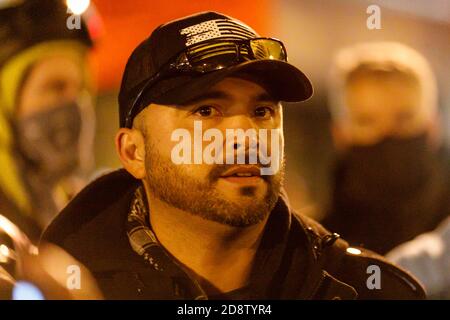 Le chef de la prière Patriot Joey Gibson est aux manifestations. Les partisans de Trump et les militants de gauche protestant contre le meurtre d'un autre Black man, Kevin Peterson, Jr., ont eu lieu à Vancouver, Washington, Esther Short Park, le samedi 31 octobre 2020, pour une soirée de crier et de marcher. (Photo de John Rudoff/Sipa USA) crédit: SIPA USA/Alay Live News Banque D'Images