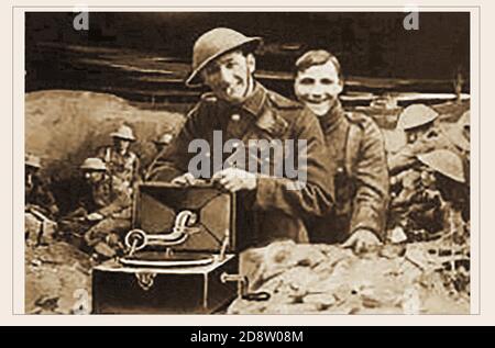 Troupes britanniques avec un gramophone dans les tranchées de la première Guerre mondiale (d'une carte postale de l'époque.) Banque D'Images