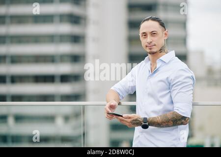 Beau homme avec smartphone Banque D'Images