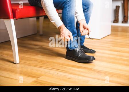 Un homme recherche de nouvelles chaussures dans le magasin de chaussures Banque D'Images