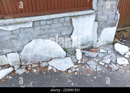 Béton par vieille clôture de peeling avec détails en bois dans le village Banque D'Images