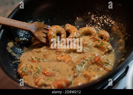 Gros plan de sauce aux crevettes dans une poêle Banque D'Images