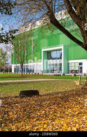 Ljubljana, Slovénie - 1er novembre 2020 : vue de face du centre de gymnastique de Ljubljana. Parc et portail du centre de gymnastique à Ljubljana, Slovénie Banque D'Images