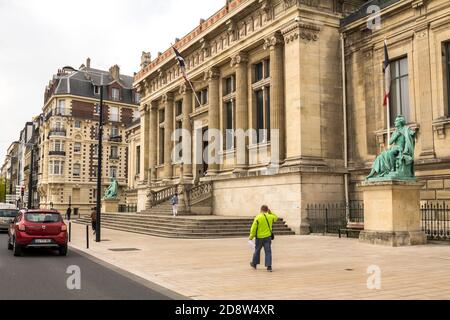 Le Havre, France - 07 MAI 2019 : centre-ville du Havre, vue sur la rue principale, salle de justice Banque D'Images