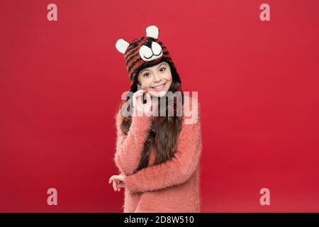 joyeux enfant dans des vêtements chauds d'hiver en tricot et chapeau à rabats prêt pour les activités de vacances, l'enfance. Banque D'Images
