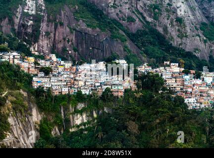 Favela Vidigal à Rio de Janeiro au coucher du soleil, prise aérienne d'un hélicotper Banque D'Images