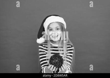 Boutique de décoration pour enfants. santa tree ball. sentiment heureux de noël. shopping de Noël le temps. Prêt à célébrer la nouvelle année. Apportez de la créativité pour la décoration de la maison. Ambiance de fête. Banque D'Images