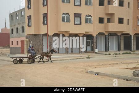 Les populations locales dans un développement de logements à El-Ayoun, la province non reconnue de Laayoune dans l'ancien Sahara occidental, au Maroc Banque D'Images