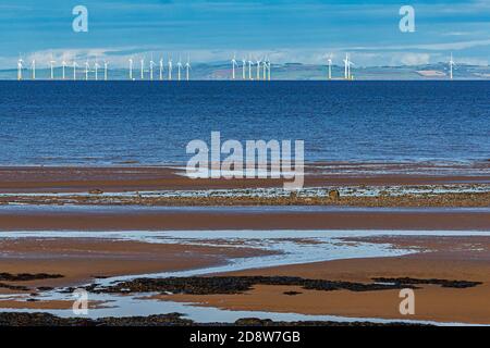 Vue en début de matinée sur le parc d'éoliennes Robin Rigg en Écosse Le Solway Firth de Maryport Harbour Banque D'Images