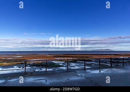 Vue en début de matinée sur le parc d'éoliennes Robin Rigg en Écosse Le Solway Firth de Maryport Harbour Banque D'Images