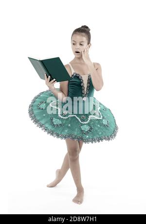 Fille de ballet avec réserve. Petite fille et de l'étude, l'éducation. train Petite ballerine livre de lecture. Elle est amoureuse de ballet. L'amélioration grâce à l'éducation elle-même. Banque D'Images