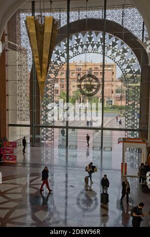 Passagers à la gare de Marrakech; Maroc Banque D'Images