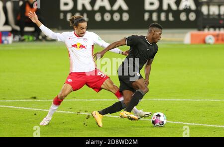 Breel Embolo de Monchengladbach et Yussuf Poulsen de Red Bull Leipzig pendant le championnat allemand Bundesliga football match entre Borussia Mon. C Banque D'Images