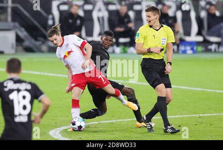 Marcel Sabitzer de Red Bull Leipzig et Breel Embolo de Monchengladbach pendant le championnat allemand Bundesliga football match entre Borussia Mo C Banque D'Images