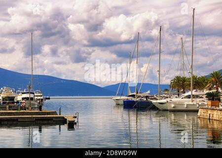 Port de plaisance. Monténégro, ville de Tivat. Vue sur le port de plaisance de Porto Monténégro le jour de l'automne Banque D'Images
