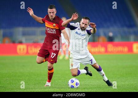 Jordan Veretout of Roma (L) vies pour le ballon avec Franck Ribery (R) pendant le championnat italien Serie UN match de football entre AS Roma et ACF Fiorentina le 1er novembre 2020 au Stadio Olimpico à Rome, Italie - photo Federico Proietti / DPPI crédit: LM/DPPI/Federico Proietti/Alay Live News Banque D'Images