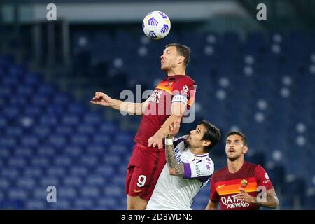 Edin Dzeko de Roma (UP) va pour un titre avec Lucas Quarta de Fiorentina pendant le championnat italien Serie UN match de football entre AS Roma et ACF Fiorentina le 1er novembre 2020 au Stadio Olimpico à Rome, Italie - photo Federico Proietti / DPPI crédit: LM/DPPI/Federico Proietti/Alay Live News Banque D'Images