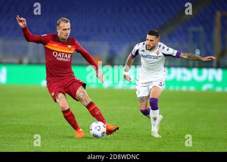 Rick Karsdorp de Roma (L) vies pour le ballon avec Cristiano Biraghi de Fiorentina pendant le championnat italien Serie UN match de football entre AS Roma et ACF Fiorentina le 1er novembre 2020 au Stadio Olimpico à Rome, Italie - photo Federico Proietti / DPPI crédit: LM/DPPI/Federico Proietti/Alay Live News Banque D'Images