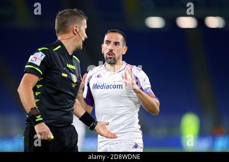 Franck Ribery de Fiorentina (R) et l'arbitre Daniele Orsato se parlent pendant le championnat italien Serie UN match de football entre AS Roma et ACF Fiorentina le 1er novembre 2020 au Stadio Olimpico à Rome, Italie - photo Federico Proietti / DPPI crédit: LM/DPPI/Federico Proietti/Alay Live News Banque D'Images