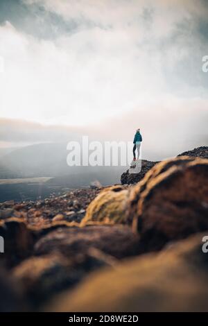 Voyageur solo femme debout sur la falaise détente montagnes et nuages vue aérienne Love and Travel Happy Emotions concept de style de vie. Jeune femme Banque D'Images