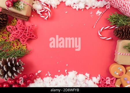 Vue de dessus de la décoration de noël et de la neige sur fond rouge avec espace pour les copies. Arrière-plan de Noël Banque D'Images