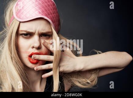 femme avec un masque rose sur sa tête rouge à lèvres taché sur tout son visage Banque D'Images