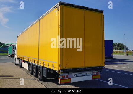 Transport par camion. Vue de la bâche jaune recouvrant la semi-remorque du chariot. Banque D'Images