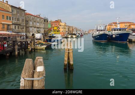 Chioggia, Italie (30 octobre 2020) - le canal de San Domenico avec quelques grands bateaux de pêche et des maisons typiques sur la rive Banque D'Images