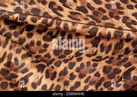 Détail du sac à main tendance en cuir véritable estampé sous la peau exotique de jaguar. Texture, espace de copie, concept de produits en cuir Banque D'Images