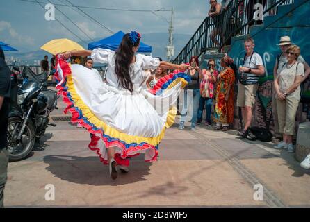 MEDELLIN, COLOMBIE - 03 février 2019: Medellin, Colombie - 2 février 2019: Femme dansant et utilisant une robe blanche avec les couleurs du drapeau colombien i Banque D'Images