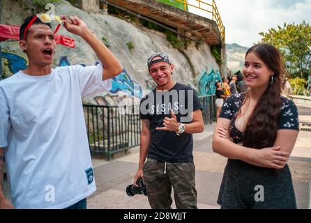 MEDELLIN, COLOMBIE - 03 février 2019: Medellin, Antioquia, Colombie - 2 février 2019: Fille à cheveux longs à côté de deux hommes avec un appareil photo photographique Banque D'Images