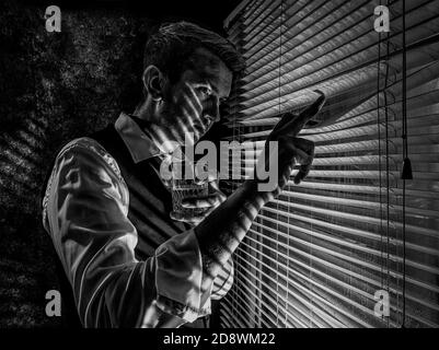 Film Noir image de l'homme peering à travers les stores de fenêtre. Banque D'Images