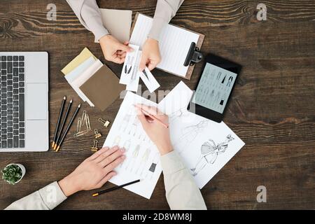 Mains de créateur dessin croquis sur papier par femme collègue Banque D'Images