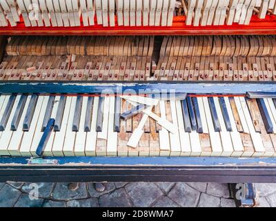 Le clavier d'un vieux piano cassé et démonté. Banque D'Images