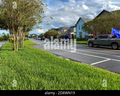 Orlando, FL/USA - 11/1/20: Un défilé de voitures qui honorent et brandent des drapeaux dans le quartier de Laureate Park à Orlando, en Floride, en faveur de la réélection Banque D'Images