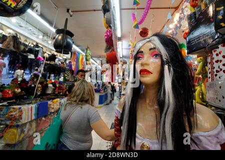 São Paulo, São Paulo, Brésil. 31 octobre 2020. Zombies, vampires, sorcières et autres monstruosités: Les fêtes traditionnelles d'Halloween qui remplissent la ville de São Paulo créatures bizarres commencent maintenant en octobre au Brésil. Les gens ont surpeuplé les magasins populaires commerce São Paulo à la recherche de costumes et de décorations d'Halloween le samedi, 31. Crédit : Cris Faga/ZUMA Wire/Alay Live News Banque D'Images