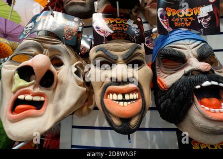 São Paulo, São Paulo, Brésil. 31 octobre 2020. Zombies, vampires, sorcières et autres monstruosités: Les fêtes traditionnelles d'Halloween qui remplissent la ville de São Paulo créatures bizarres commencent maintenant en octobre au Brésil. Les gens ont surpeuplé les magasins populaires commerce São Paulo à la recherche de costumes et de décorations d'Halloween le samedi, 31. Crédit : Cris Faga/ZUMA Wire/Alay Live News Banque D'Images